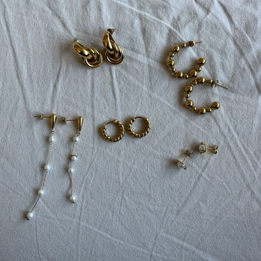 Goldene Ohrringe