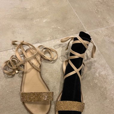 Flache Sandalen
