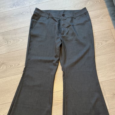 Pantalon en tissu gris avec bas évasé, taille L