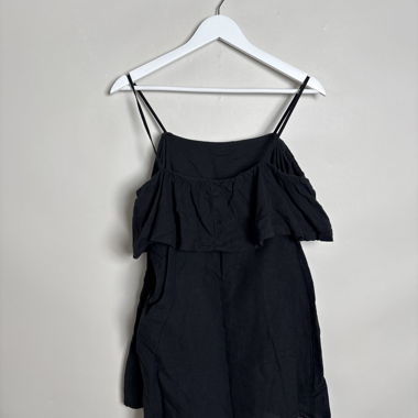Schwarzes Rüschen-Caraco-Kleid