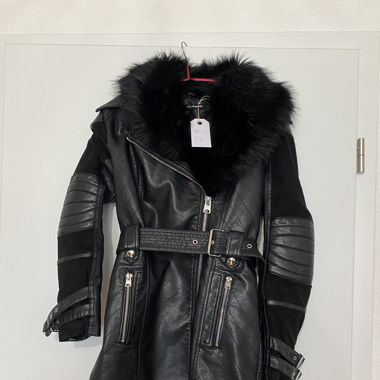 Manteau en simili cuir et fausse fourrure noire 