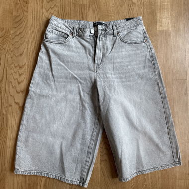 Graue Jeans-Shorts