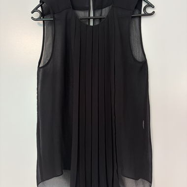 Schwarze ärmellose Plissee-Bluse