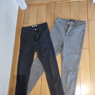 schwarze und karierte Jeans