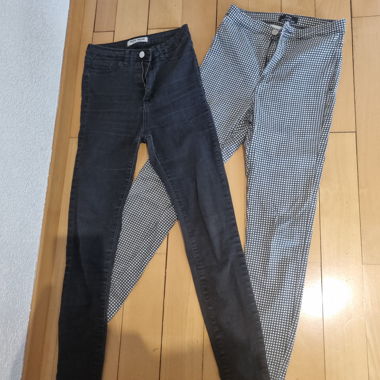 Schwarze und karierte Jeans