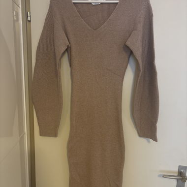 Dress with wide sleeves
