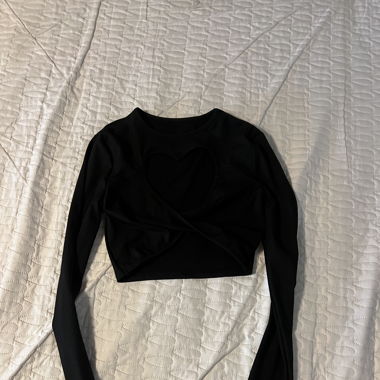Cropped black longsleeve with heart cutout / XS