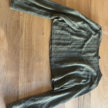 Top in maglia verde cropped
