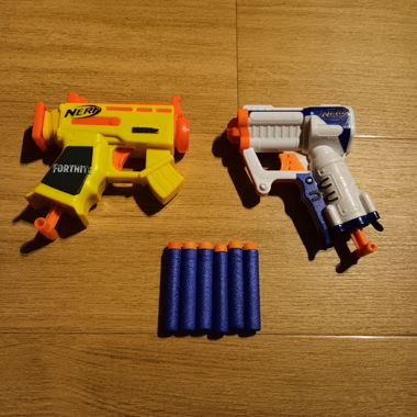 Pistole Nerf giocattolo