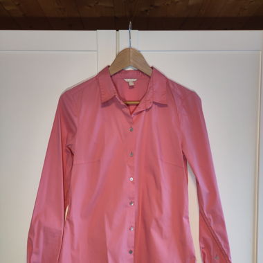Bluse rosa mit schimmernden Knöpfen