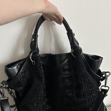 Grande borsa hobo con motivo coccodrillo
