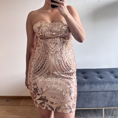Abito Corto con Paillettes Rosa-Oro, Scoperto sulle Spalle