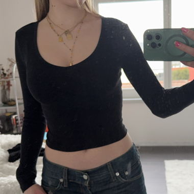 Top nero a maniche lunghe con scollo a U