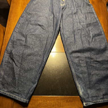 Weit geschnittene Jeans aus Denim von Bershka