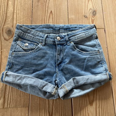 Shorts en jean retroussés