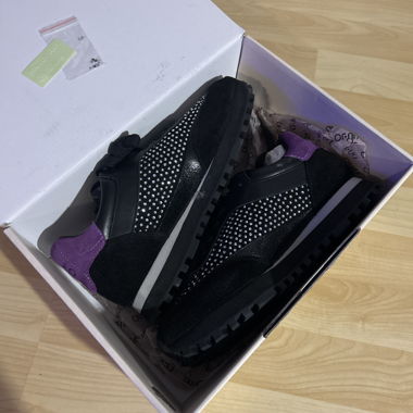 Sneaker nere con borchie e dettagli lilla
