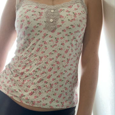 Top in pizzo con stampa di piccoli fiori