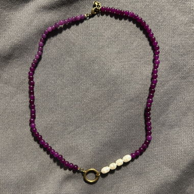 Collana di perle e pietre viola