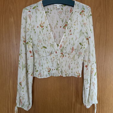 Geblümte Crop-Bluse mit langen Ärmeln