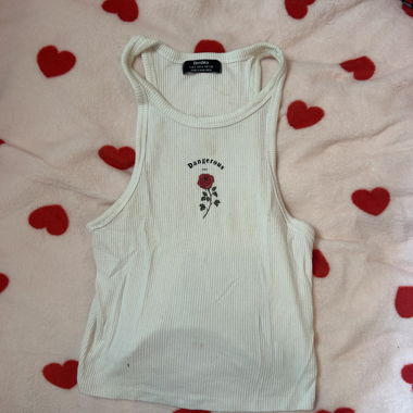 Weisses geripptes Cropped-Tanktop mit Rosen-Print