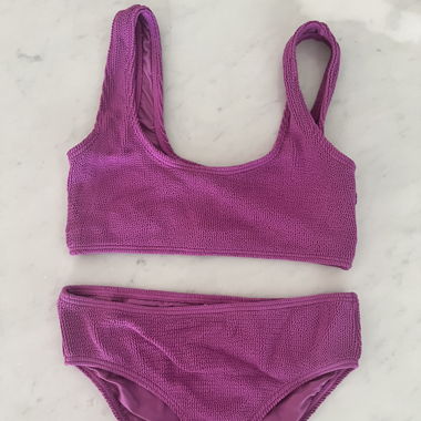 Nie getragenes Crinkle-Magenta-Badeanzug