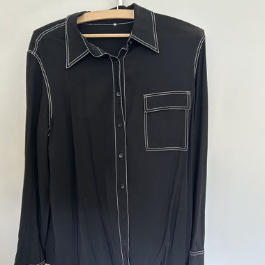Camicia blusa nera con cuciture bianche