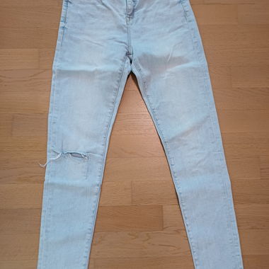 Jeans Clockhouse avec déchirures bleu clair