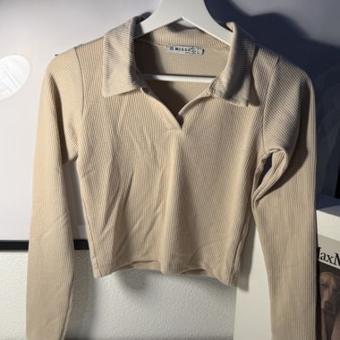 Crop top beige a maniche lunghe con colletto