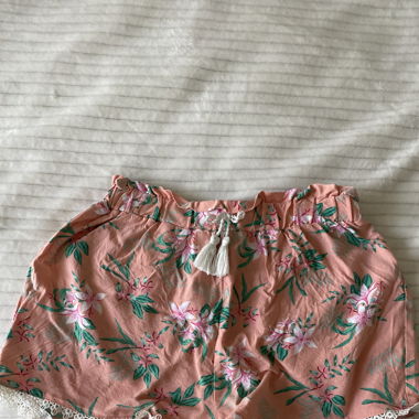 kurze Hose mit Blumen