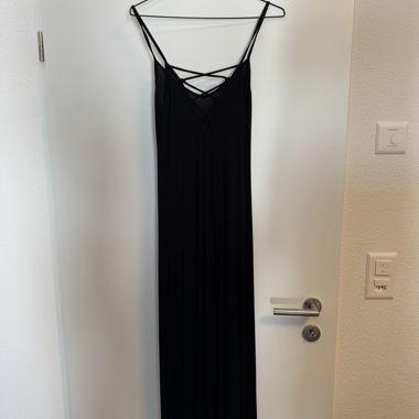 Robe longue noire à bretelles