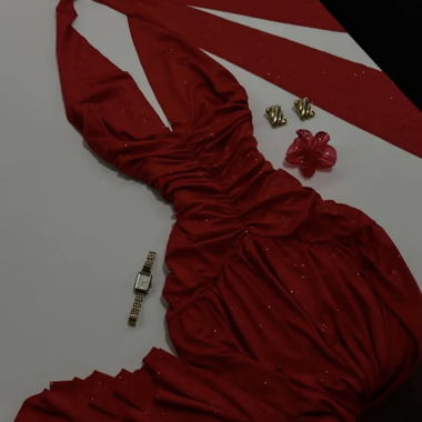 Abito rosso con collo halter e arricciature