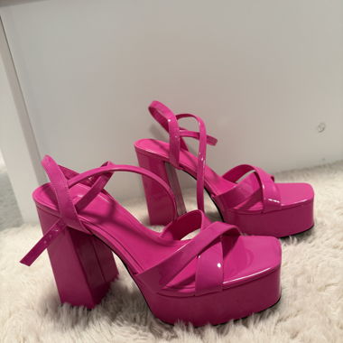 Sandali con zeppa fucsia