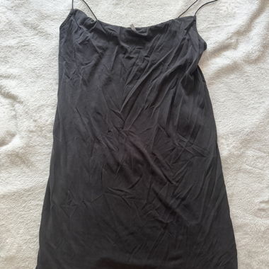 Robe noire à bretelles