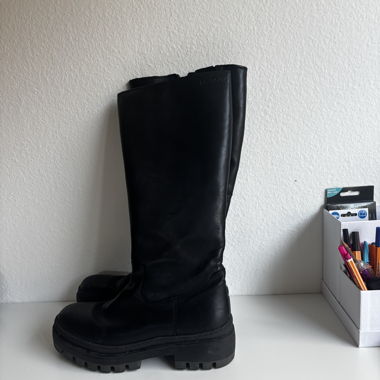 schwarze Stiefel