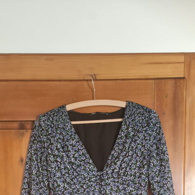 Robe bleue à fleurs
