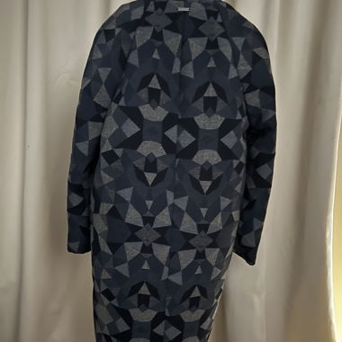 Mantel aus reiner Wolle mit geometrischem Muster