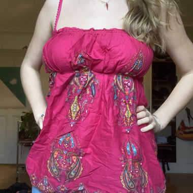 Top smanicato rosa vivace con stampa paisley
