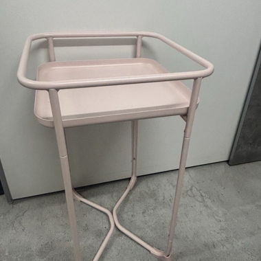 Table d'appoint rose en métal