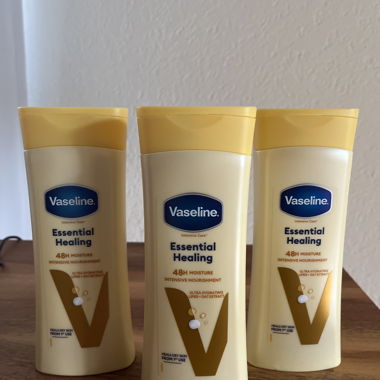 Latte per il corpo Vaseline Essential Healing