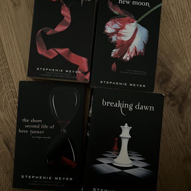 Twilight Book Series - Stephenie Meyer