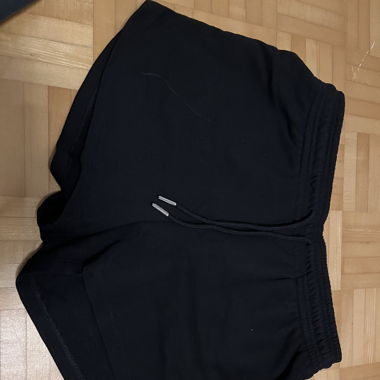 Kurze schwarze Hose 