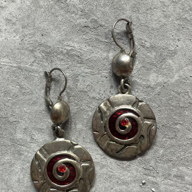 Boucles d’oreilles avec pierres rouges