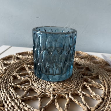 Verre bleu avec motif en relief