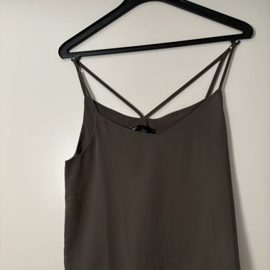 Top in Farbe Olive