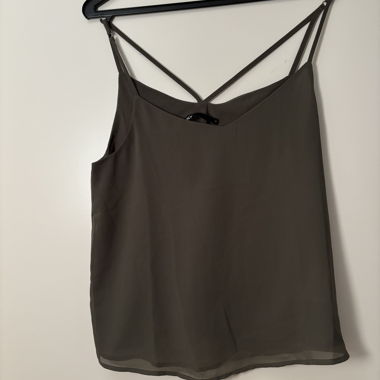 Top in Farbe Olive