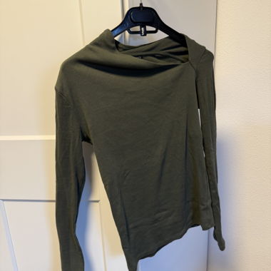 Top Zara con scollo drappeggiato