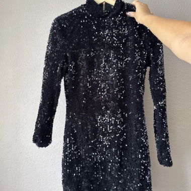 Abito nero maniche lunghe con paillettes – S