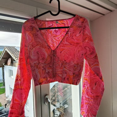 Crop top rosa con maniche lunghe a fantasia