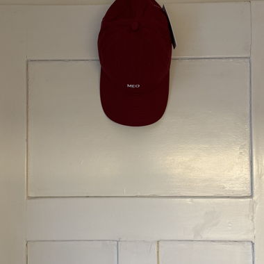 Meotine. Burgundy base cap