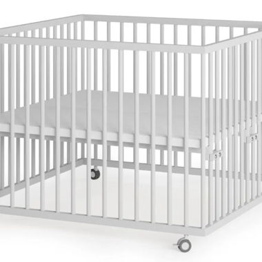 Baby cot / playpen on wheels
